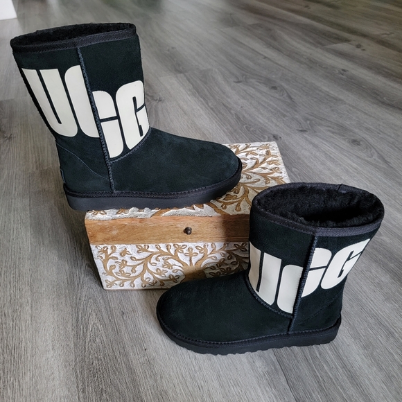 UGG Classic Short II Shopd Boot - Picture 3 of 10